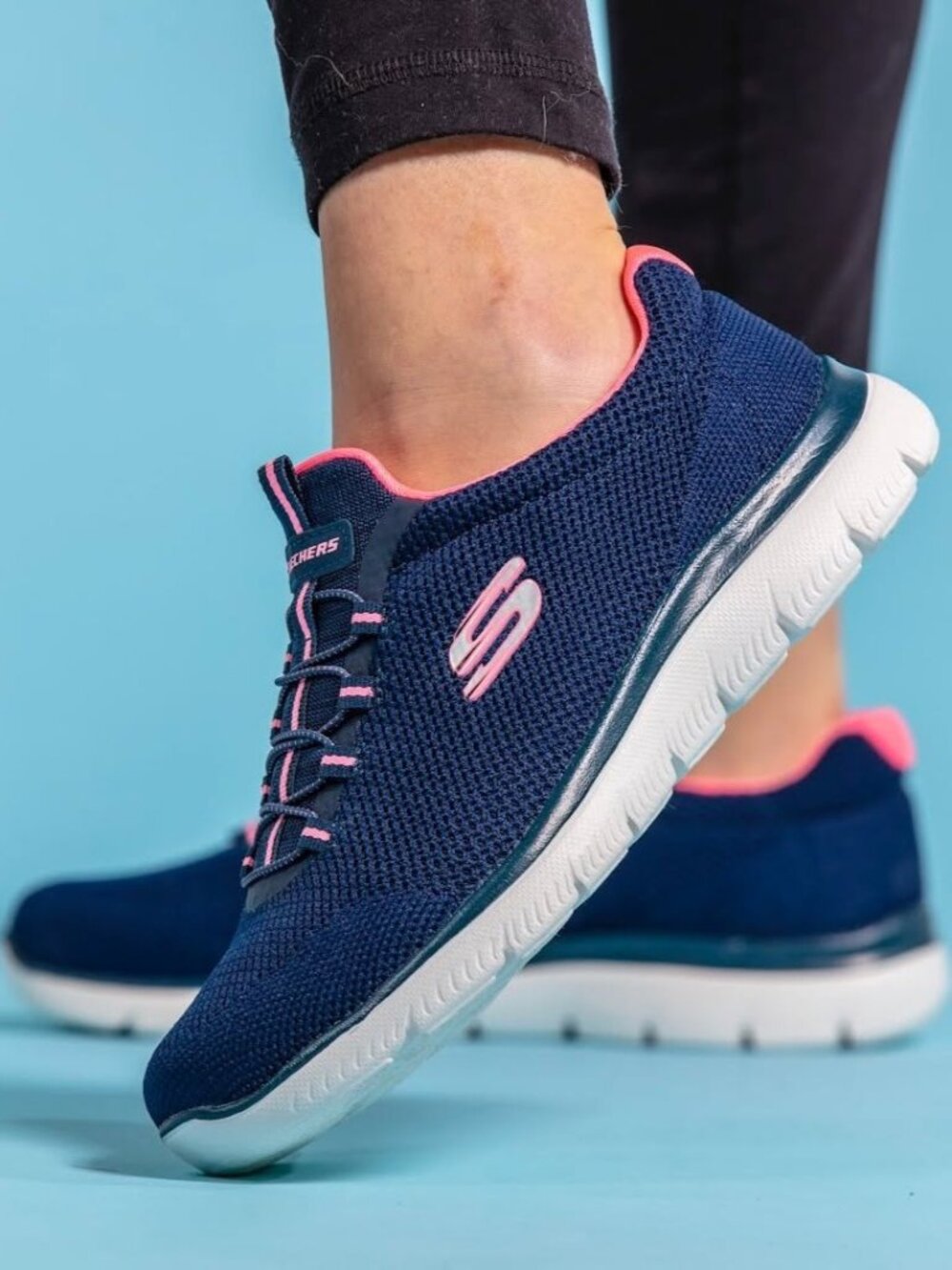 𝙎𝙆𝙀𝘾𝙃𝙀𝙍𝙎 Women's Summits Cool Classic Sneaker (Size 9) 🔵